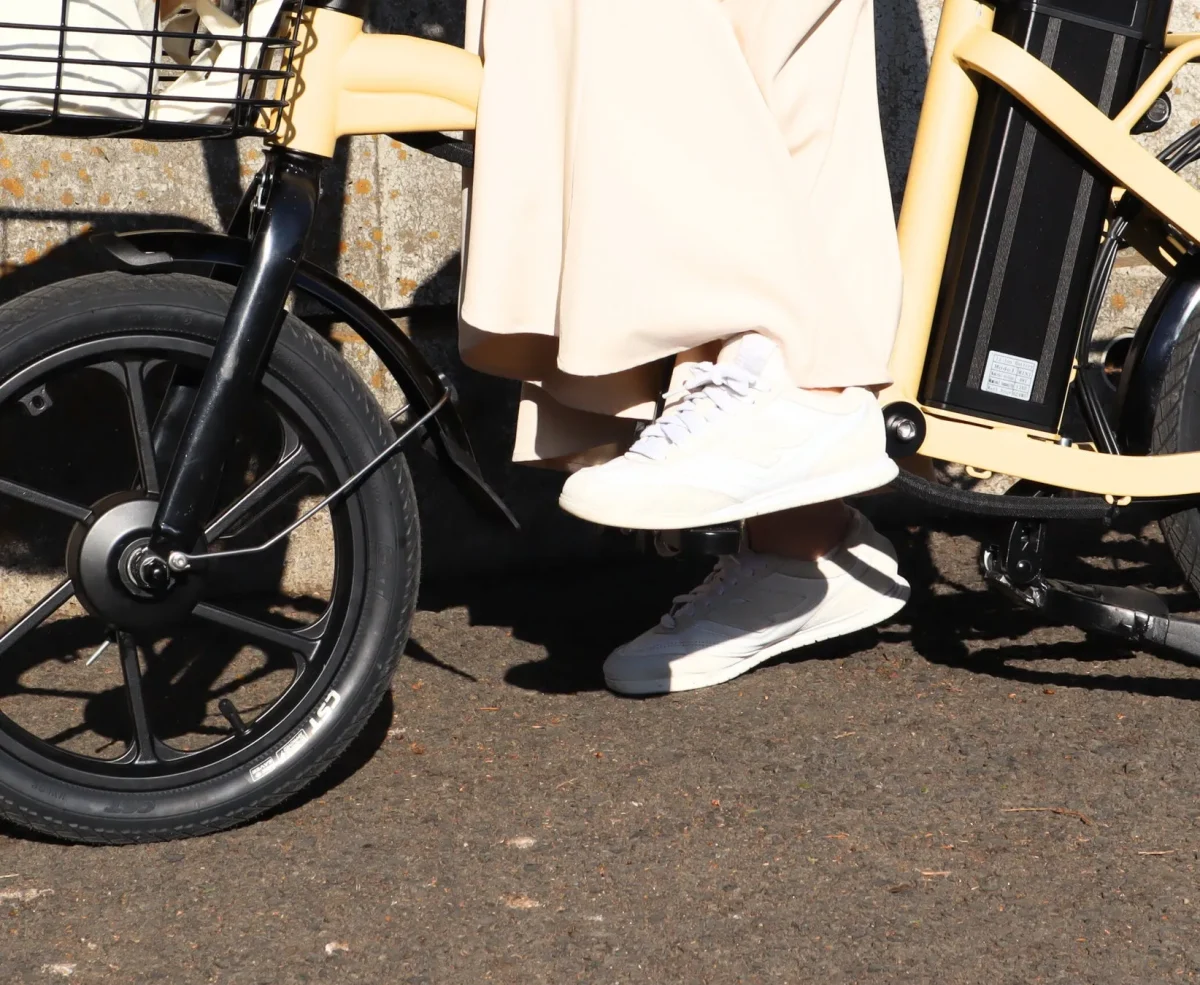 自転車に乗る人の足元