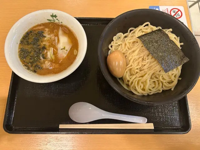 せたが屋の「せたが屋つけ麺」（1450円、税込）。煮干しを使った濃厚なスープと、コシのある中太麺が特徴。世田谷区駒沢に本店を構えるほか、羽田空港などにも出店している