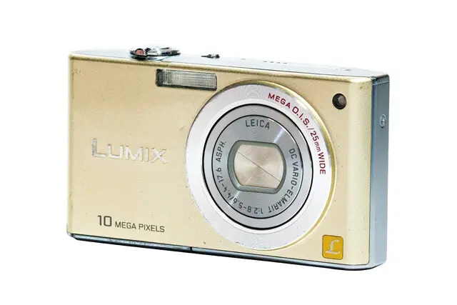 LUMIX シリーズ　パナソニック／2001年販売開始　集合写真が撮影しやすいワイドレンズ、顔や夜景を自動認識できるモードなどが搭載されたDMC－FX35（2008年発売）