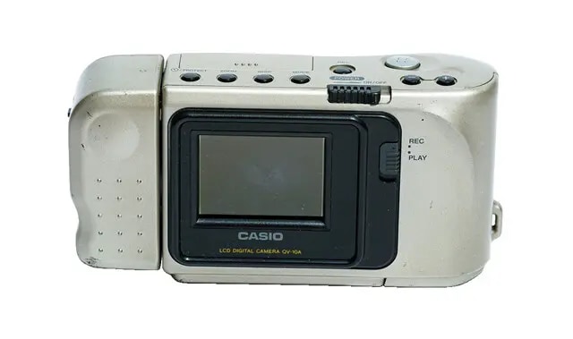 カラー変更のマイナーチェンジ版のQV-10A（1996年発売）など、同じ筐体を使用したバリエーションが展開された