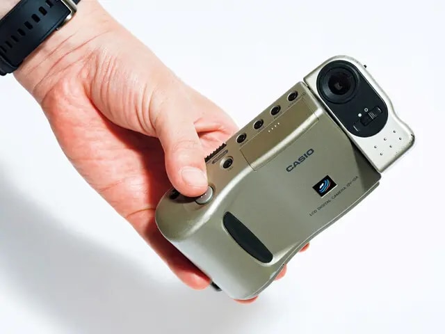 背面に1.8インチのカラーディスプレーを搭載し、レンズ部分は回転してセルフィーにも対応する画期的モデルだった