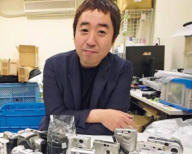 東京・秋葉原のジャンクショップ、「秋葉原最終処分場。」の中川店長。同店舗では各種ジャンクを取り扱い、コンデジは「山本無線 E-BOX」にも出品中