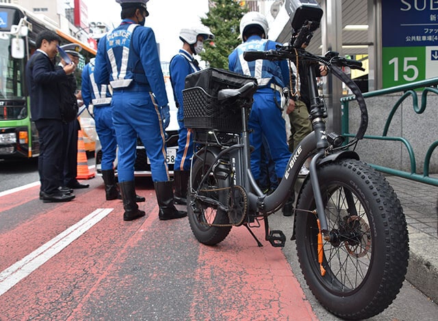 11月1日、改正道交法施行により東京都新宿区でモペットの取り締まりを行なった警察官。だが、モペットの暴走は後を絶たない