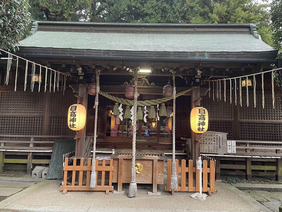 日高神社。岩手県奥州市水沢にある神社。弘仁元年（810年）に創建され、坂上田村麻呂、藤原秀衡、源頼義、源義家、伊達政宗らが訪れたといわれている。本殿は国の重要文化財になっている