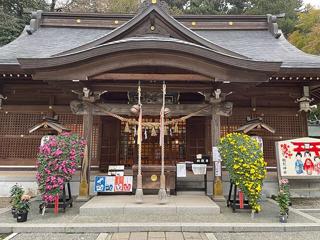 陸中一宮 駒形神社。岩手県奥州市水沢にある神社。456年頃に岩手県焼石連峰の駒ヶ岳山頂に祭られ、1903年に現在の地に移ったという。駒形神社で目をつぶると進むべき道が見えてくるという