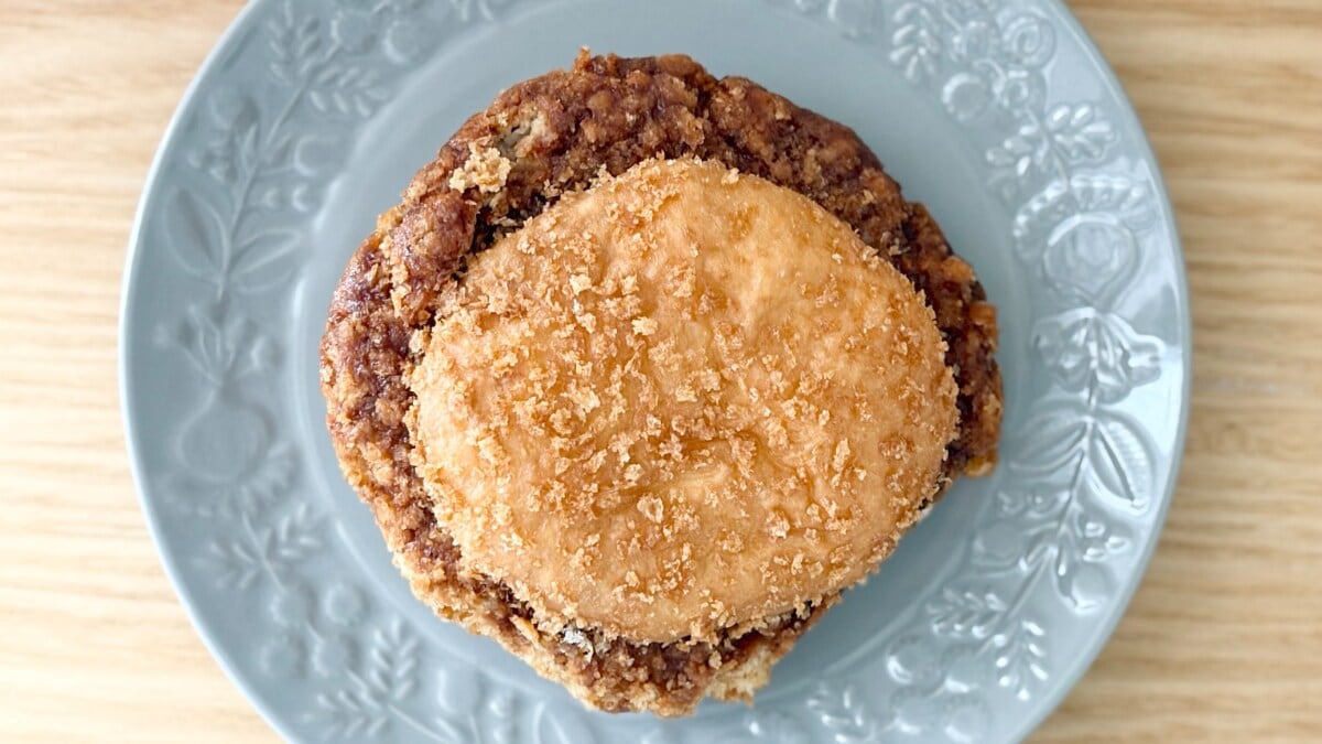 ボリューム満点のはみで具合！【ローソン】にインパクト大のバーガー登場