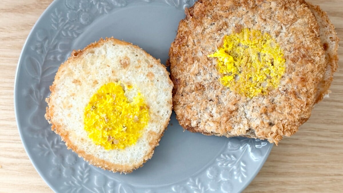 ボリューム満点のはみで具合！【ローソン】にインパクト大のバーガー登場