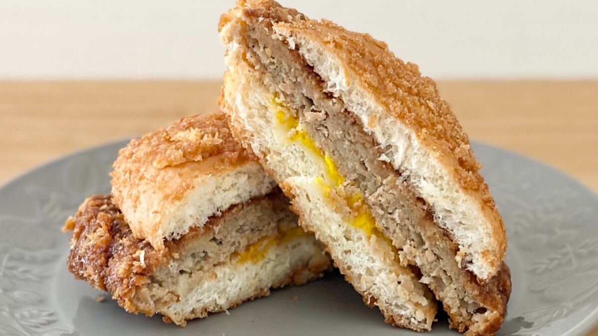 ボリューム満点のはみで具合！【ローソン】にインパクト大のバーガー登場