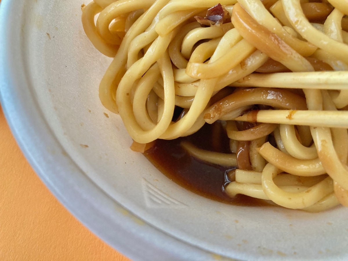 ボリューム感がヤバいぞ！ワサビが決め手！【ファミマ】がっつり系まぜ麺