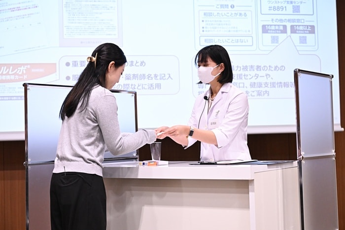 処方箋不要の緊急避妊薬を2月から市販　第一三共ヘルスケア、情報をネットで公開 薬剤師（右）とやりとりしながら緊急避妊薬を購入するデモンストレーション