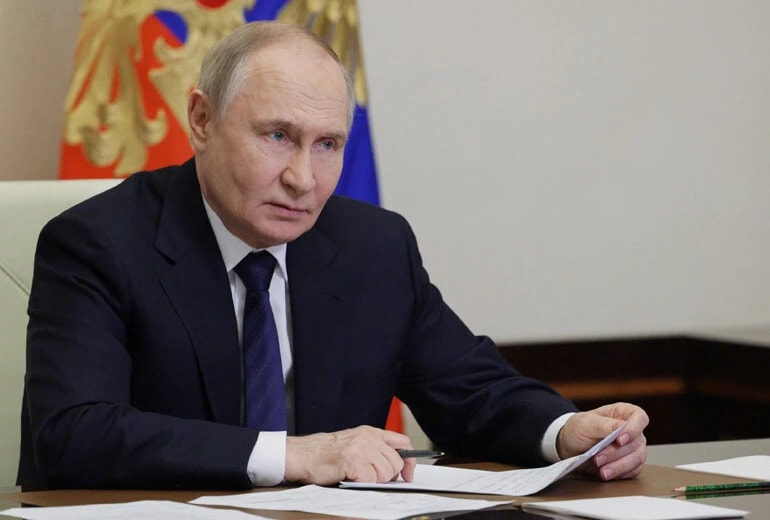 KGB（現FSB）将校として、東ドイツでベルリンの壁の崩壊を目の当たりにした経験を持つプーチンは「西側の価値観」に対する警戒心が極めて強い