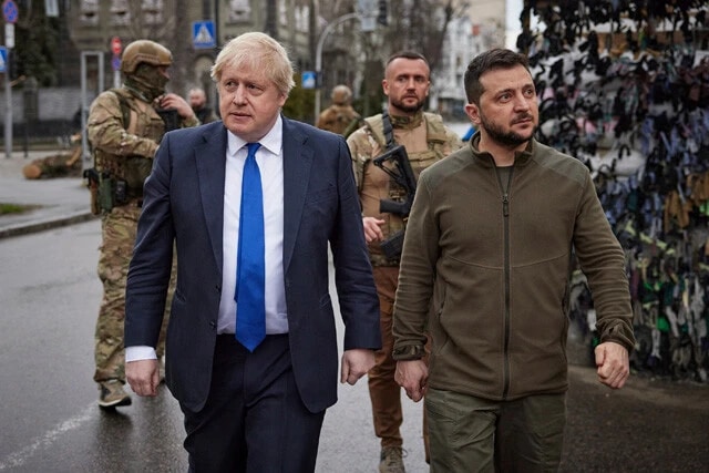 いち早くウクライナ支援を打ち出したイギリスは今もロシアの工作の主要ターゲット（左は侵攻開始当時の英ボリス・ジョンソン大統領、右はウクライナのゼレンスキー大統領）