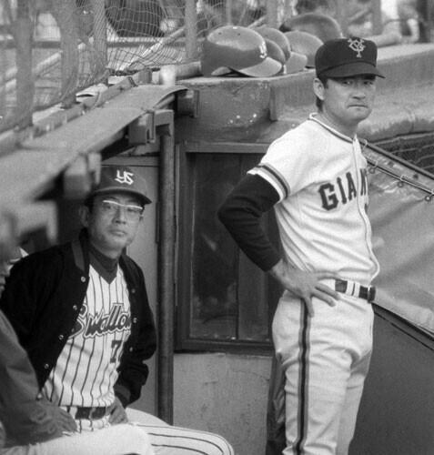 1978年に開催された全日本―レッズの日米野球で、全日本の監督を務めたヤクルトの広岡監督（左）とコーチを務めた（写真：共同）