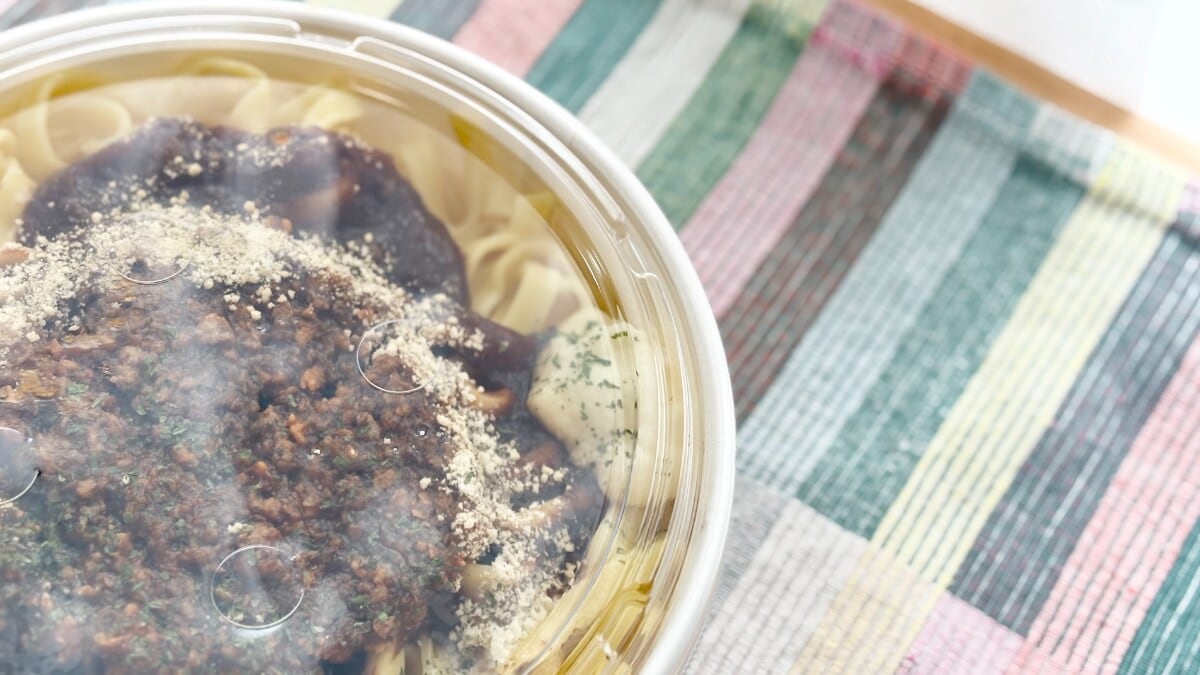 もちもち麺&コク深い味に大満足【セブン】冷凍“じゃない”方の生パスタ