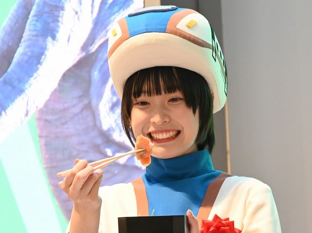 AKB坂川陽香さん、福井のお勧めは「星空保護区」 東京駅で観光キャンペーン 駅弁「竜のめぐみ」を試食するAKB48の坂川陽香さん