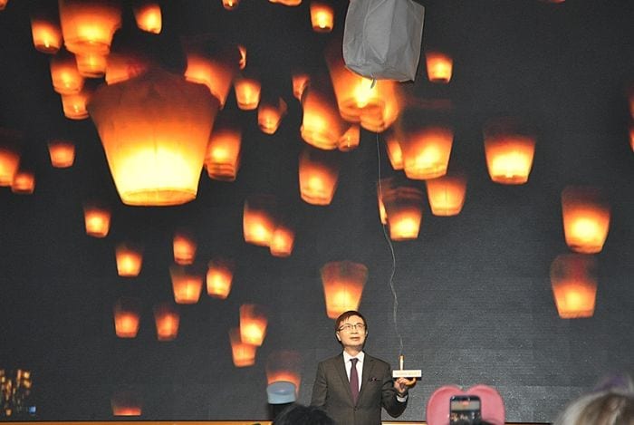 台湾食品の“精華” 東京に集結　FOODEX JAPANパビリオン ランタン飛ばしを行う台湾貿易センター董事長（会長）の黄志芳氏