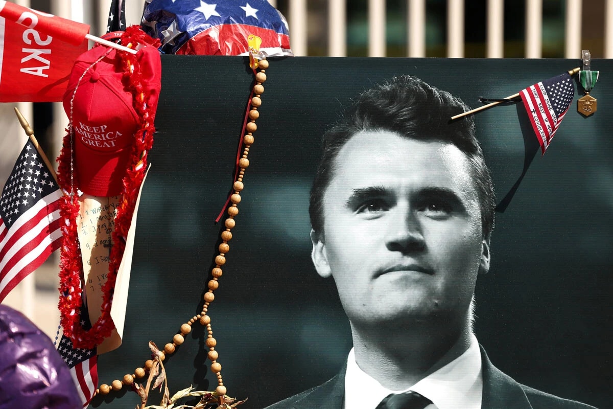 凶弾に倒れたチャーリー・カーク氏（享年31歳）。18歳のときに 保守系学生団体・Turning Point USA を創設。SNSを駆使して急成長し、Instagramのフォロワー数はおよそ1400万人。大学キャンパスを巡る講演ツアーを通じて、若者の右派動員を担ってきた