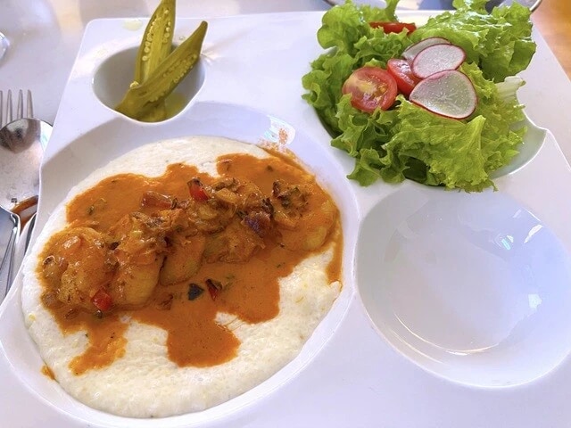 「シュリンプ・アンド・グリッツ（Shrimp and Grits）」。皿の底に敷かれたのが、「グリッツ（Grits）」という、トウモロコシを粗く挽いたお粥のようなもの。なかなかに美味しい。