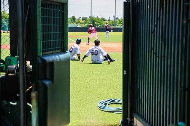横を見ると、隙間からはストレッチを行う武岡龍世選手の姿も見えたり。