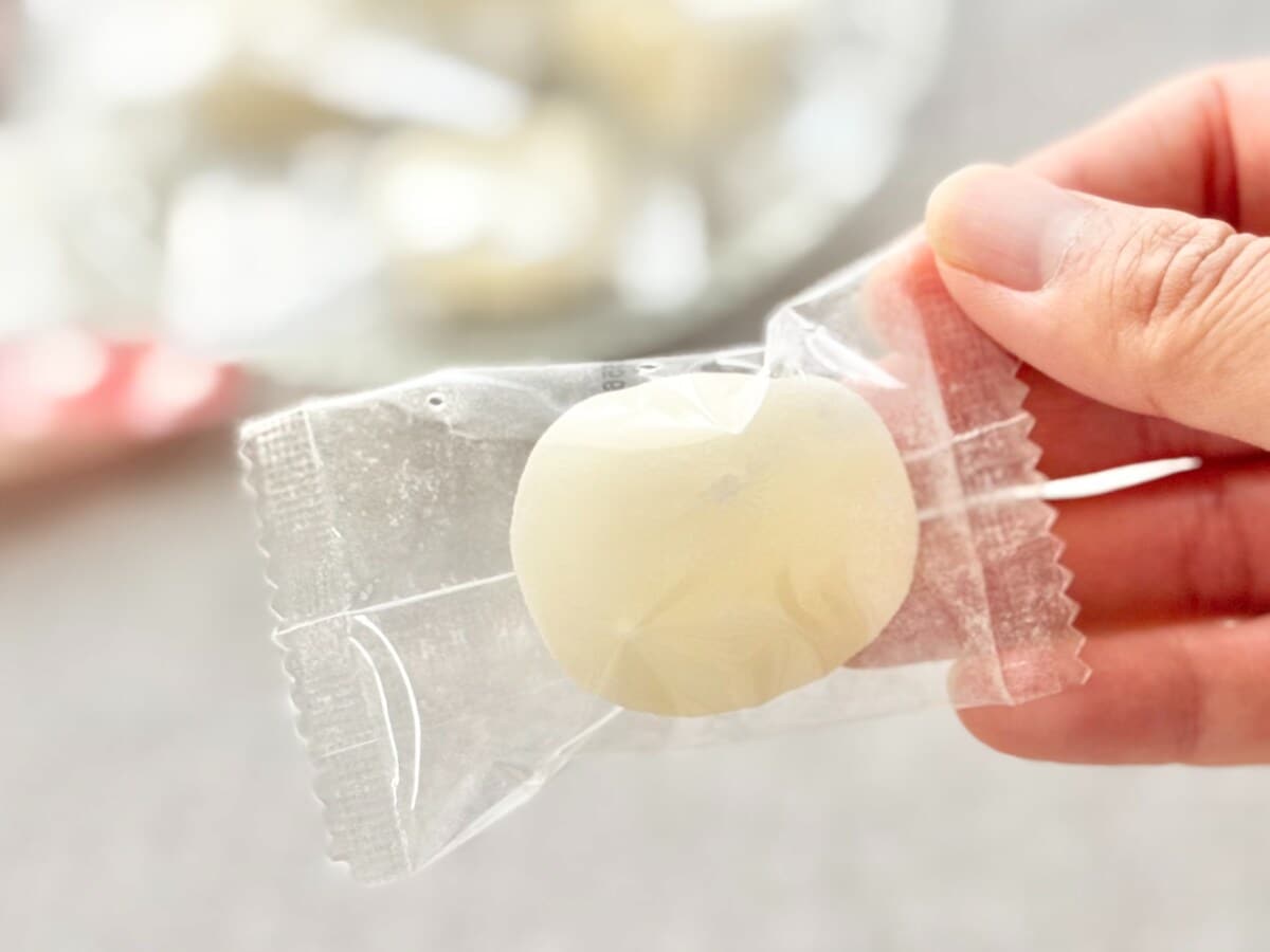 もっちもちの生地とライチが意外と合う！【ローソン】のひとくちおやつ