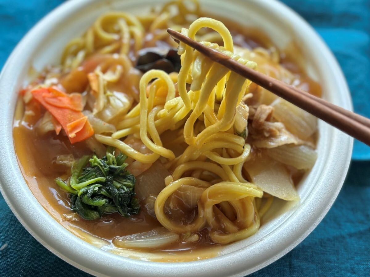 8種の具材で大満足！【ファミマ】有名チェーン店監修のあんかけ焼そばが再登場