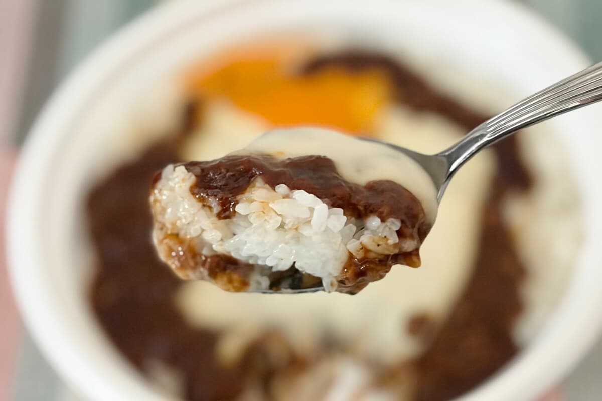 スパイスがきいてて絶品！【ファミマ】人気店の監修グルメは本格派の味