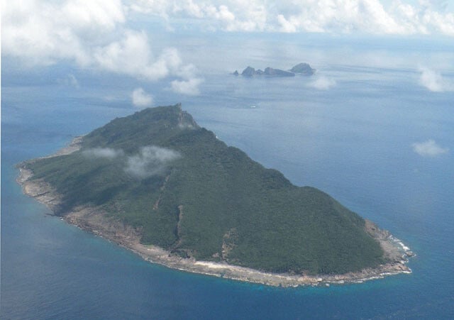 沖縄県石垣市の尖閣諸島は魚釣島（手前）や北小島、南小島などで構成される無人島群
