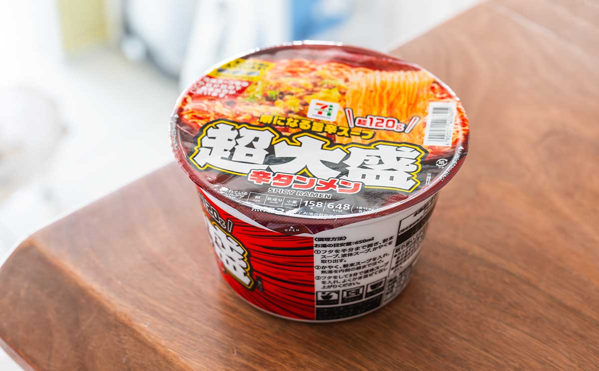 【セブン新発売】麺量2倍の超大盛カップ麺がピリ辛で美味い
