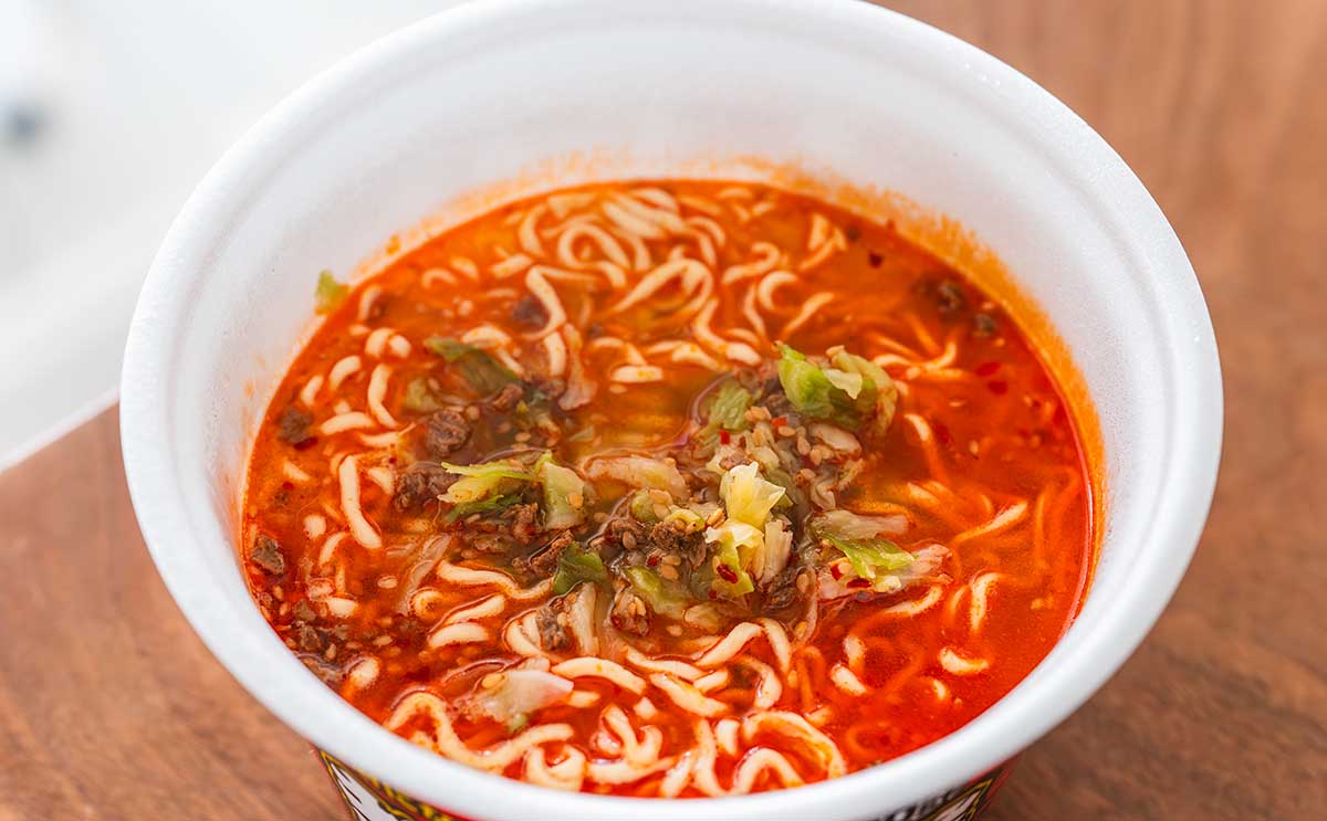 【セブン新発売】麺量2倍の超大盛カップ麺がピリ辛で美味い