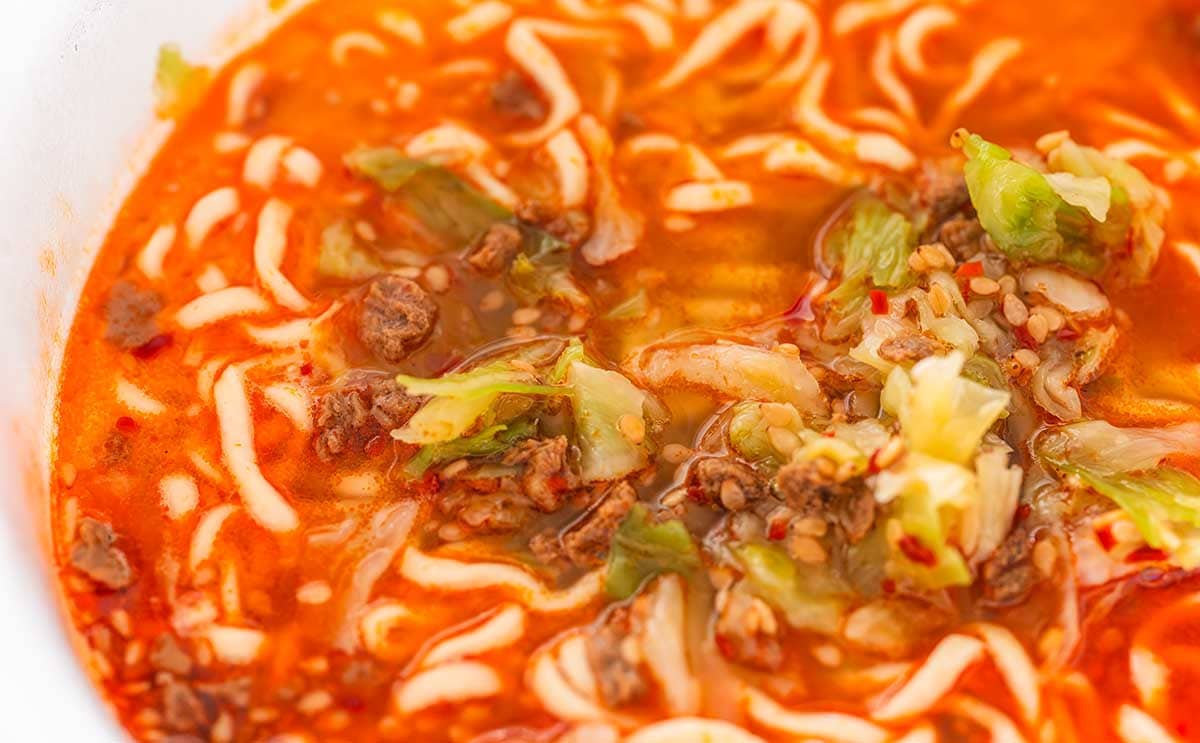 【セブン新発売】麺量2倍の超大盛カップ麺がピリ辛で美味い