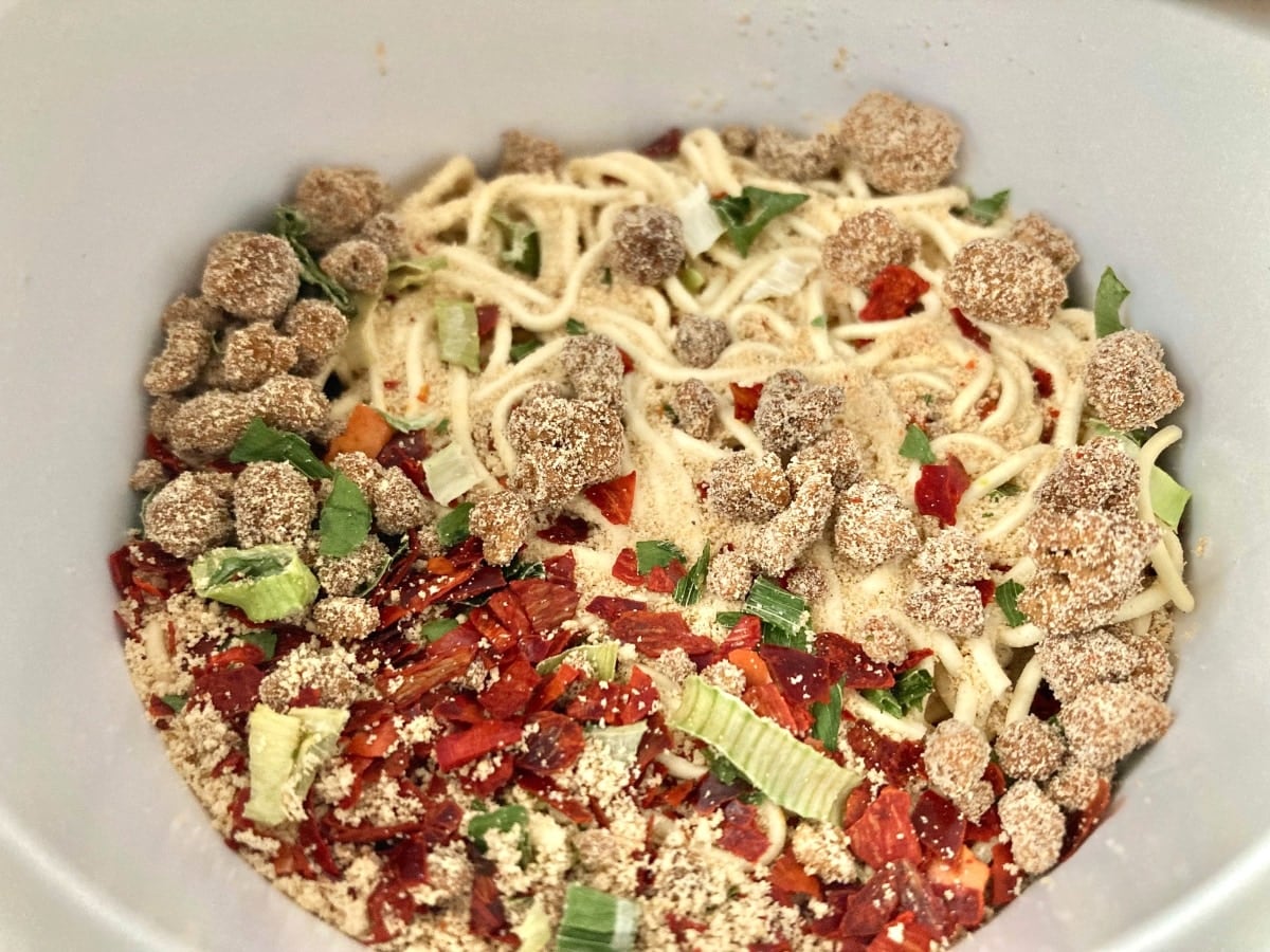 辛すぎなくて食べやすい！飲み干したくなるスープ！【マルちゃん】ピリ辛で美味しい辛赤豚骨