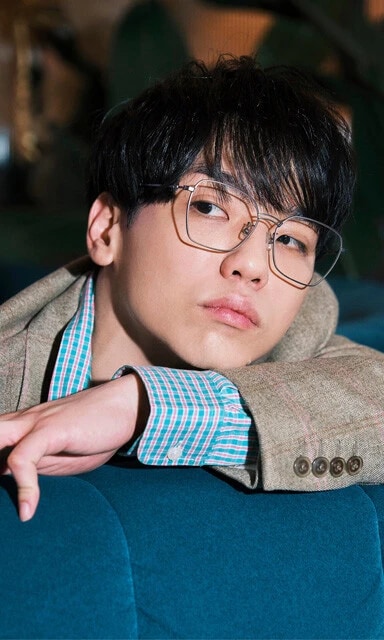 RAB兼任の『ジャンプ』系アニメオタク、とぅーし。好きなタイプは、見識豊かで知見豊富な人。腐女子も気になる。「一緒にオタクトークしたいし、逆に自分にない知識を持っている方と話すのも楽しいなって」普段はなかなか見る機会がない眼鏡姿もデジタル写真集に収録