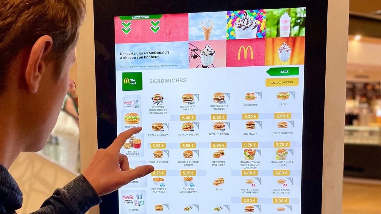 飲食店のスマホ注文は「紙のメニュー」に戻すべき？見つめ直される「店員」の価値や長所の画像1