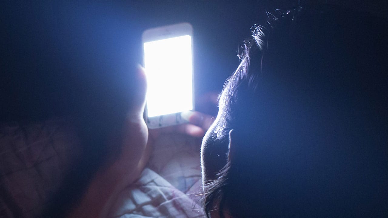 「寝つきが悪い原因はスマホ？」睡眠への影響、9割が“少なからずある”と回答の画像1