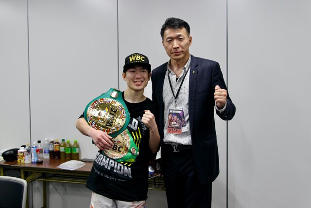 拳四朗の父、寺地永会長(右)は現役時代、元日本ミドル級&OPBF東洋太平洋ライトヘビー級王者として活躍した
