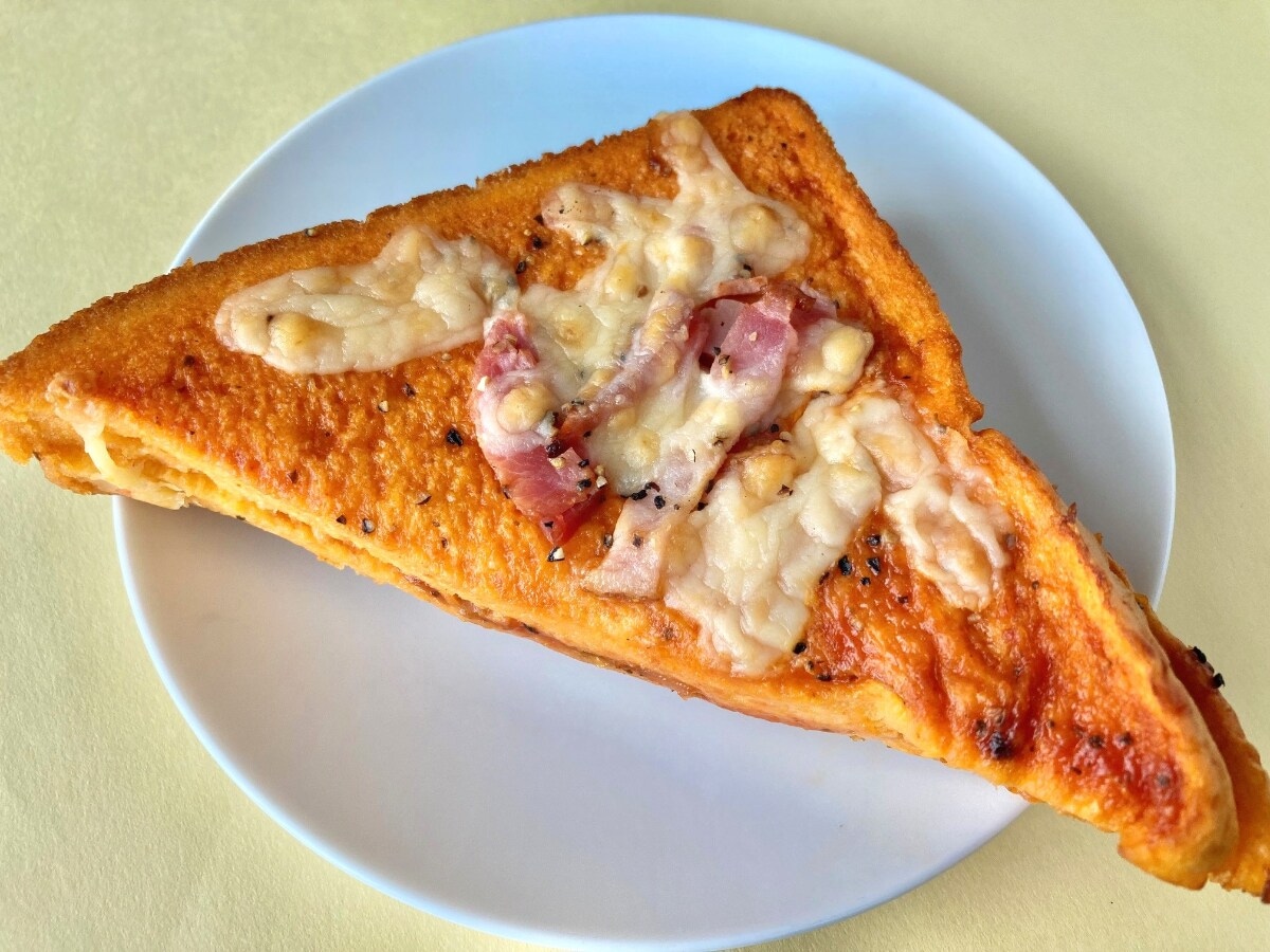 トマトソースが超濃厚！！チーズの味もバッチリ！【ファミマ】王道のピザパンの味わいがするフレンチトースト