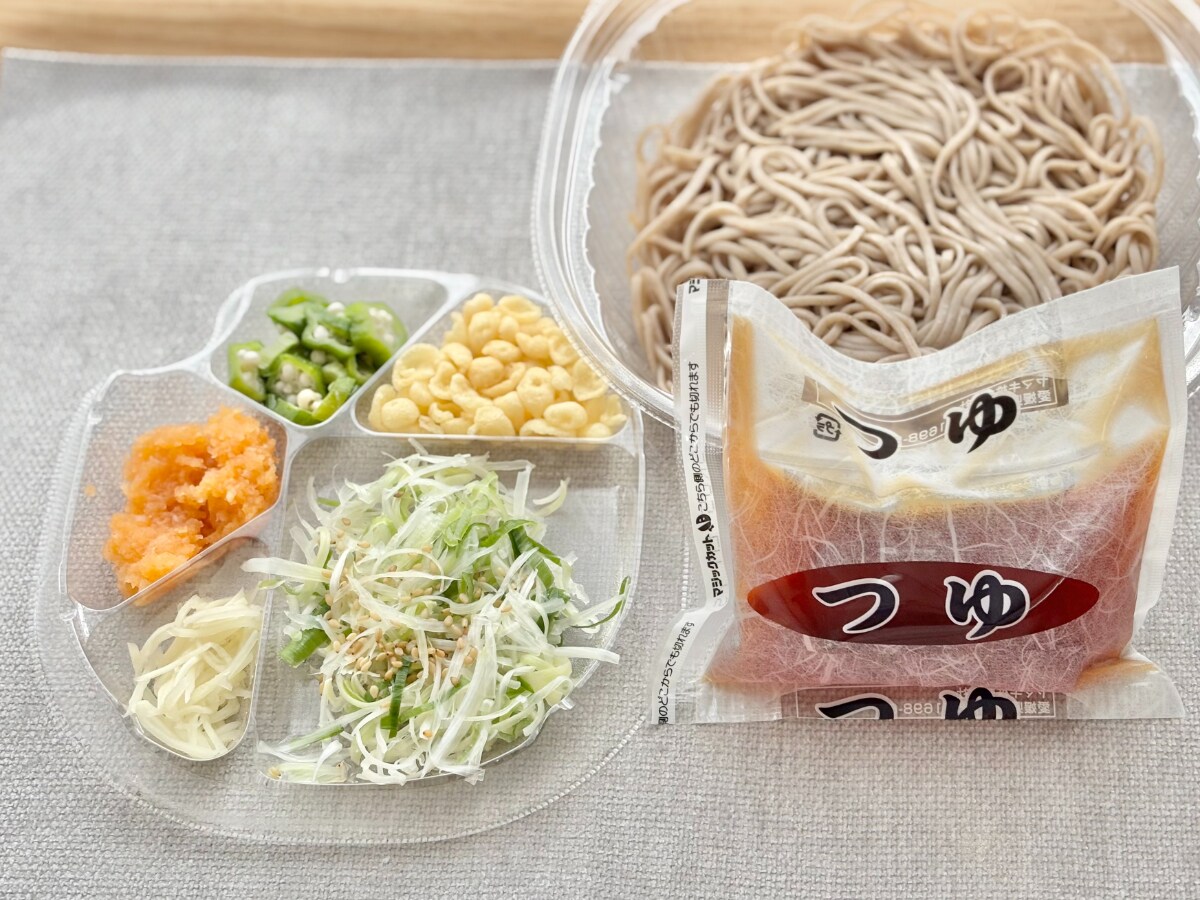 これぞ、日本の夏！？【ファミマ】の冷たいそばが薬味たっぷりでいい感じ