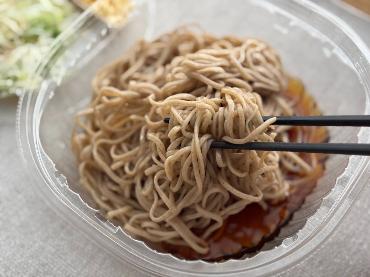 これぞ、日本の夏！？【ファミマ】の冷たいそばが薬味たっぷりでいい感じ