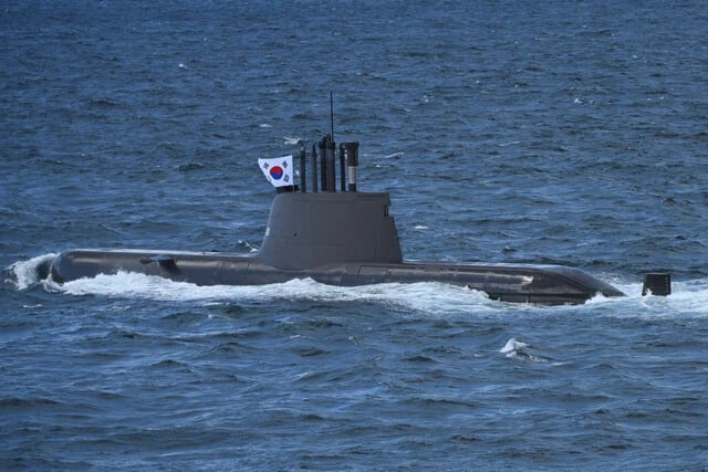 韓国海軍ディーゼル潜水艦ソンウォンイル全長1650m、1700t、水中速力20kt、ドイツの輸出用潜水艦214型を韓国で製造
