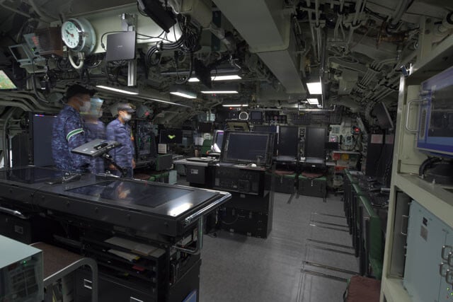 「たいげい」発令所。全ての機器はデジタル化されているが、秘密保持のために電源は入れられていない