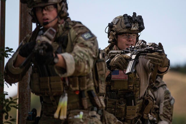 米陸軍のデルタフォースは、建物制圧や要人拘束を専門とする特殊部隊。今回の作戦ではヘリ降下で要塞化されたビルを制圧し、マドゥロ大統領夫妻を数分で捕縛した