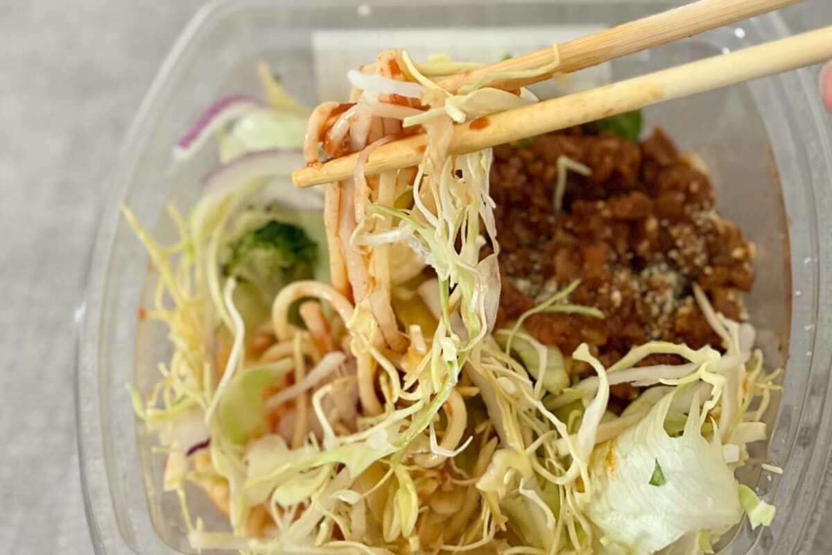 ヘルシーなのに満足度高め！【ファミマ】トマト味もおいしいパスタサラダ