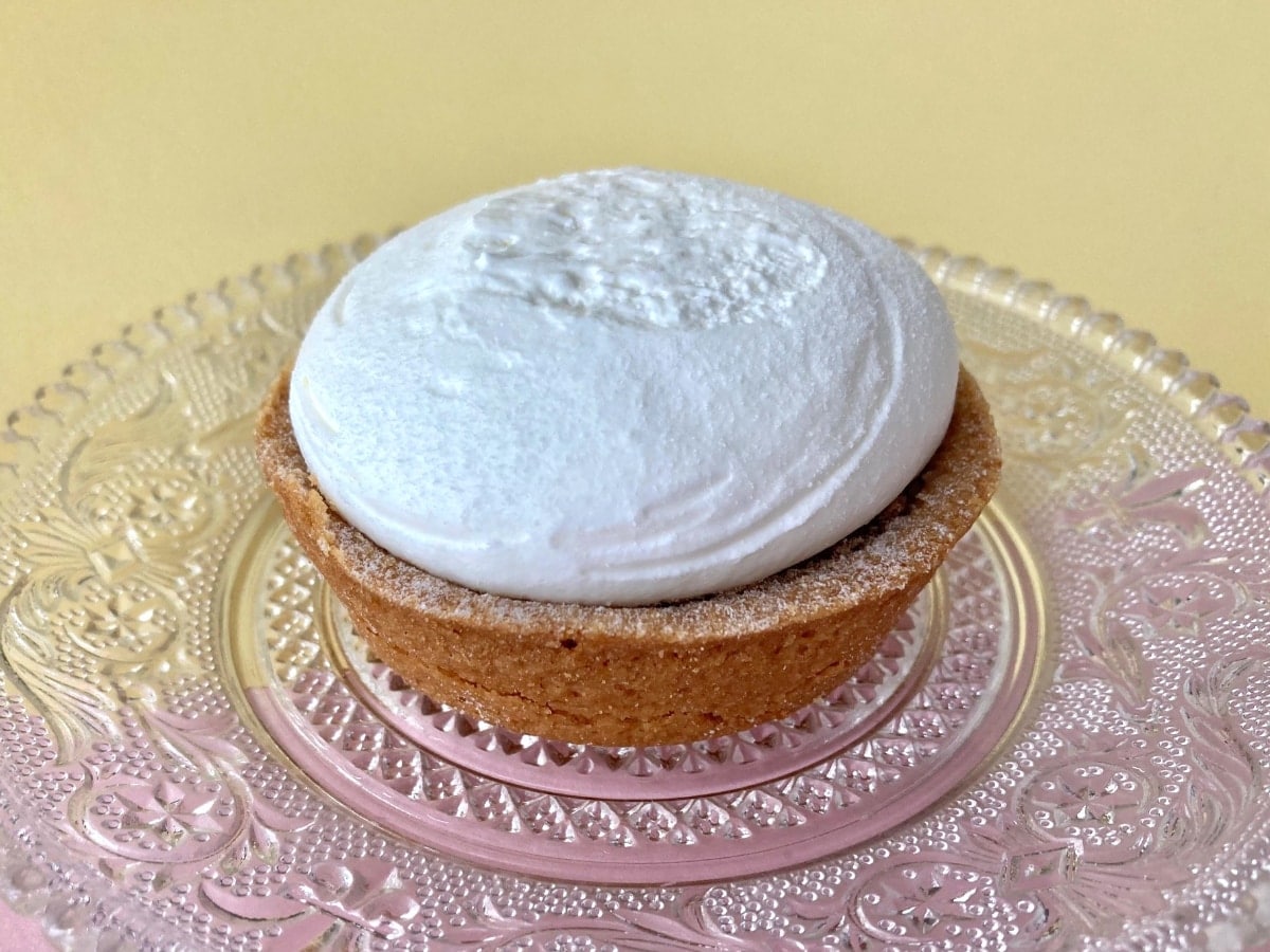 爽やかなチーズクリームが印象的！【ローソン】優しい食感＆味わいの白いクリームタルト