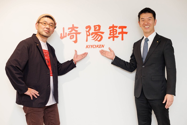 崎陽軒の野並社長（右）と日本シュウマイ協会会長のシュウマイ潤（左）