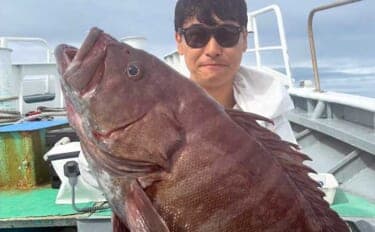 【沖釣り釣果速報】御前崎沖の落とし込み釣りで6kg超マハタが堂々浮上!(愛知・静岡)