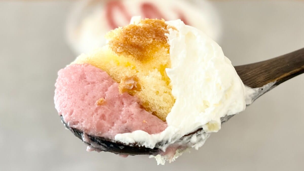 上から下まで、いちごを堪能！【ローソン】に甘酸っぱい贅沢パフェが登場