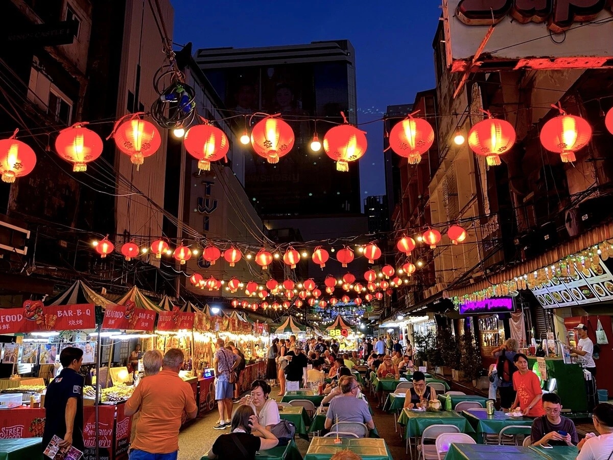 いつもは豆電球で照らされたパッポンストリートであるが、春節（旧正月）を控え、赤い提灯で彩られていた。