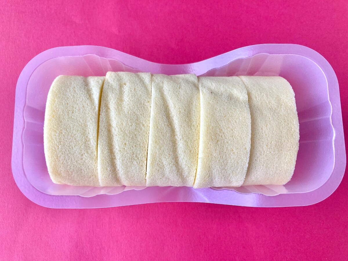 チョコホイップの割合が多くて最高！【ファミマ】何度も食べたいロールケーキ