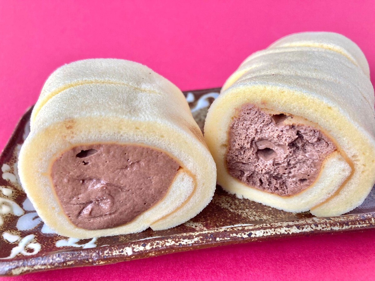 チョコホイップの割合が多くて最高！【ファミマ】何度も食べたいロールケーキ