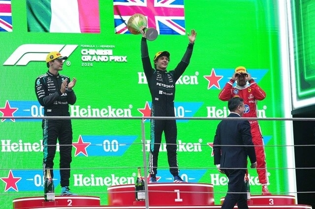 史上最年少の19歳6ヵ月17日でポールポジションを獲得したアントネッリ(中央)。そのまま決勝レースを制し、F1参戦2シーズン目にして自身初優勝を達成した。開幕戦から元気な走りを披露し続ける41歳のハミルトン(右)。通算7度の世界チャンピオンは中国GPでは3位に入り、フェラーリ移籍後初の表彰台に上がった